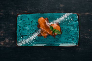 Pişirme. Pasta siyah ahşap zemin tatlım. Kopya alanı.