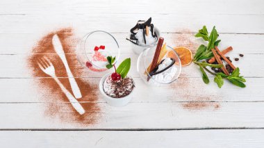 Tatlılar ve tatlılar geniş yelpazesi. Ahşap bir arka plan üzerinde. Üstten Görünüm. Kopya alanı.