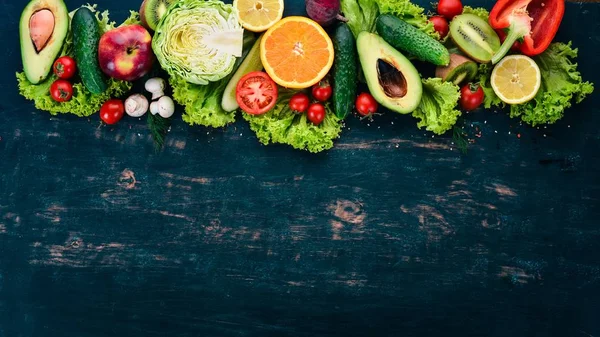 Comida Saludable Hortalizas Frutas Sobre Fondo Madera Negra Vista Superior — Foto de Stock