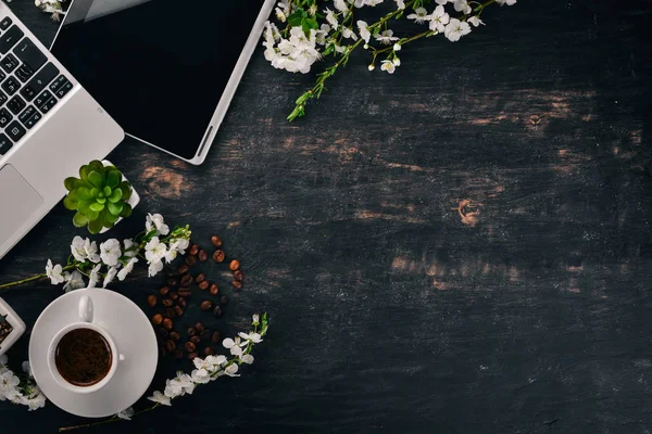 Laptop Med Kaffe Och Blommor Verksamhet Trä Bakgrund Ovanifrån Kopiera — Stockfoto