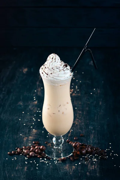 Milk Shake Een Zwarte Houten Achtergrond Kopiëren Van Ruimte — Stockfoto