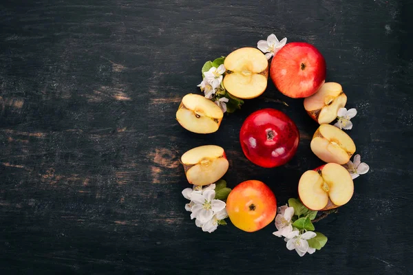 Färska Röda Äpplen Med Blomställningar Och Blad Trä Bakgrund Ovanifrån — Stockfoto