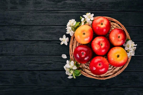 Färska Röda Äpplen Med Blomställningar Och Blad Trä Bakgrund Ovanifrån — Stockfoto