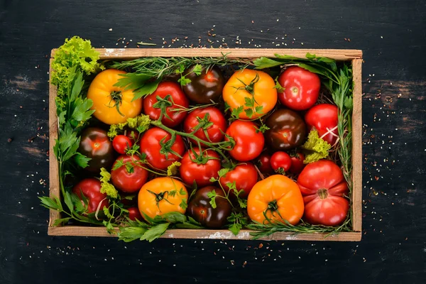 Surtido Tomates Una Caja Madera Verduras Frescas Sobre Fondo Madera — Foto de Stock