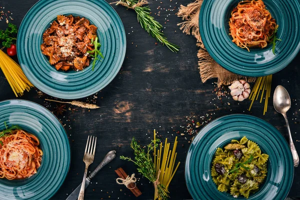 Conjunto Pastas Cozidas Pratos Fundo Madeira Cozinha Italiana Vista Superior — Fotografia de Stock