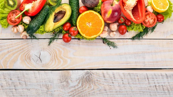 Zdravé Jídlo Zelenina Ovoce Bílém Pozadí Dřevěná Pohled Shora Kopírovat — Stock fotografie