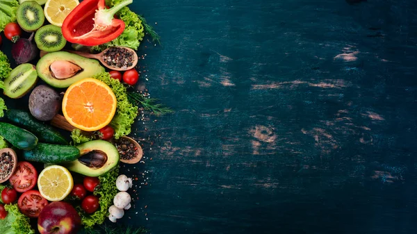 Comida Saudável Legumes Frutas Fundo Madeira Preta Vista Superior Espaço — Fotografia de Stock