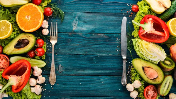 Sortiment Frischem Gemüse Und Obst Gesunde Ernährung Auf Blauem Holzgrund — Stockfoto