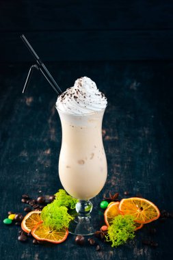 Milk shake. Siyah ahşap arka plan üzerinde. Kopya alanı.