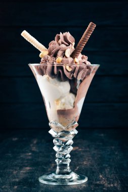 Fındıklı çikolatalı dondurma. Siyah ahşap arka plan üzerinde. Kopya alanı.