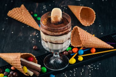 Tatlı tiramisu. Siyah ahşap arka plan üzerinde. Kopya alanı.