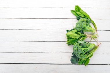 Yeşil sebze ve meyve. Beyaz ahşap zemin üzerinde. Sağlıklı gıda. Üstten Görünüm. Kopya alanı.