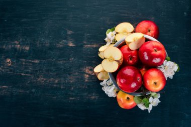 Çiçek ve yaprakları taze kırmızı elma. Ahşap bir arka plan üzerinde. Üstten Görünüm. Kopya alanı.