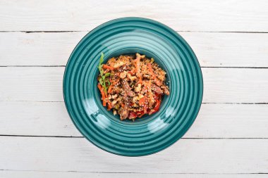 Risotto ile Dana eti ve sebze. Ahşap bir arka plan üzerinde. Çin mutfağı. Üstten Görünüm. Kopya alanı.