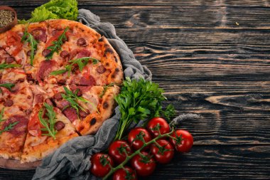 Pizza Sucuk Salam ve mozzarellalı. Üstten Görünüm. Ahşap bir arka plan üzerinde. Kopya alanı.