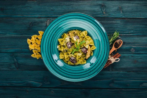 Pesto makarna. Ahşap bir arka plan üzerinde. İtalyan mutfağı. Üstten Görünüm. Kopya alanı.