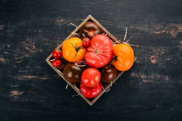 Surtido Tomates Una Caja Madera Verduras Frescas Sobre Fondo Madera — Foto de Stock