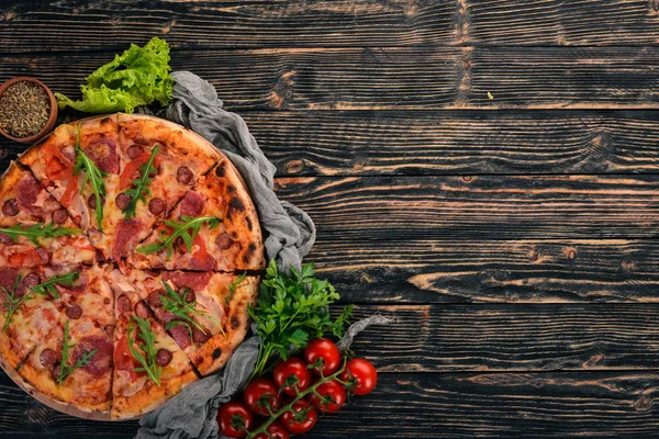 Pizza Med Korv Salami Och Mozzarella Ovanifrån Trä Bakgrund Kopiera — Stockfoto