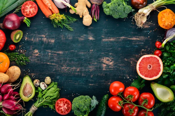 Zdrowe Jedzenie Warzywa Owoce Czarnym Drewnianym Tle Widok Góry Przestrzeń — Zdjęcie stockowe