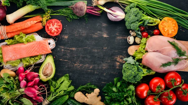 Egészséges Étel Hal Hús Zöldség Sötét Fából Készült Háttér Felülnézet — Stock Fotó