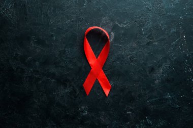 Dünya Yardım Günü 'nün kırmızı kurdele sembolü. Üst Manzara. Boş kopyalama alanı.