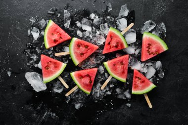 Buzlu buzlu buzlu buzlu karpuz dilimi. Üst Manzara. Boş kopyalama alanı.