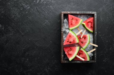 Buzlu buzlu buzlu buzlu karpuz dilimi. Üst Manzara. Boş kopyalama alanı.