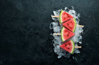 Buzlu buzlu buzlu buzlu karpuz dilimi. Üst Manzara. Boş kopyalama alanı.