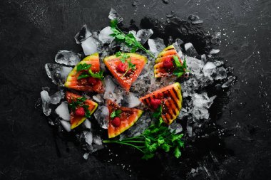 Buzlu ahududu ızgara karpuz. Üst Manzara. Boş kopyalama alanı.