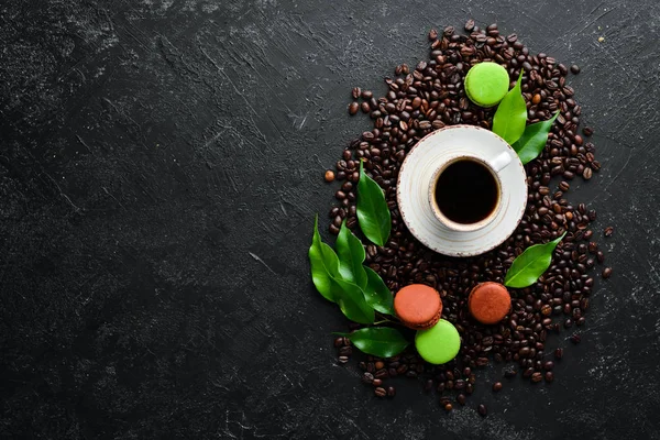 Egy Csésze Kávé Egy Macaroons Tortával Fekete Alapon Első Látásra — Stock Fotó