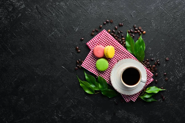 Uma Chávena Café Com Bolo Macaroons Fundo Pedra Preta Vista — Fotografia de Stock