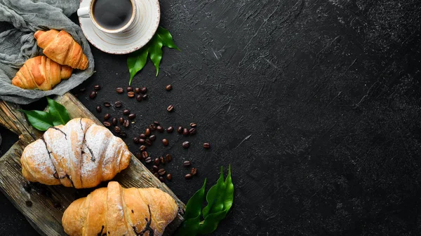 Xícara Café Com Croissant Pequeno Almoço Fundo Pedra Preta Vista — Fotografia de Stock