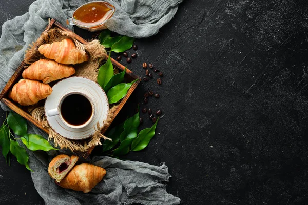 Tasse Kaffee Mit Croissant Vorhanden Frühstück Auf Schwarzem Steinhintergrund Ansicht — Stockfoto