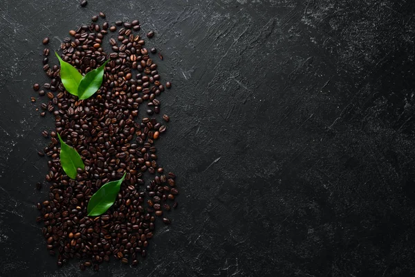 Kavrulmuş Kahve Çekirdeği Siyah Taştan Bir Arka Planda Üst Manzara — Stok fotoğraf