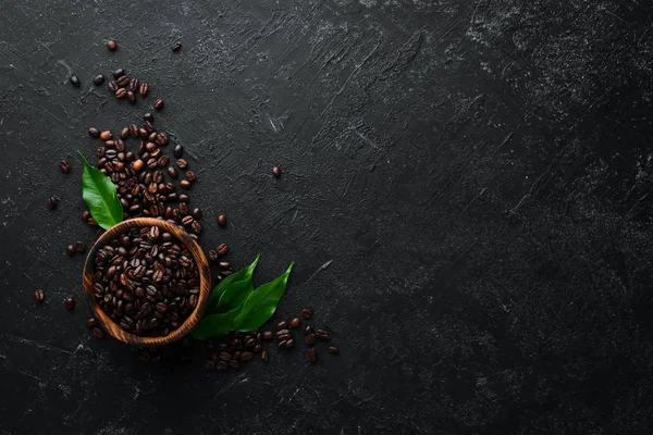 Kaffeebohnen Einer Schüssel Auf Schwarzem Steinhintergrund Ansicht Von Oben Freiraum — Stockfoto