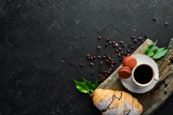 Frühstück Kaffee Croissant Und Makronen Auf Schwarzem Steinhintergrund Ansicht Von — Stockfoto