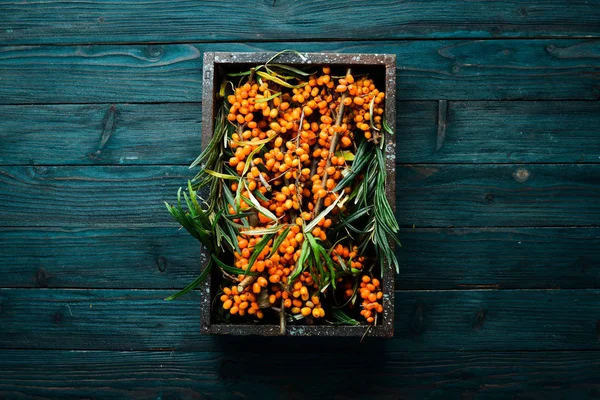 Twigs Met Duindoornbessen Een Blauwe Houten Achtergrond Bovenaanzicht Vrije Ruimte — Stockfoto