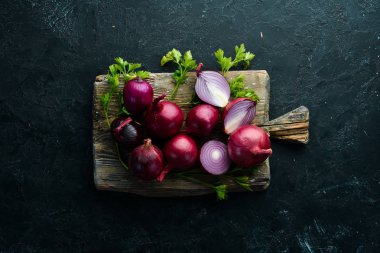 Beyaz ahşap arka planda mor taze soğan. Üst Manzara. Boş kopyalama alanı.