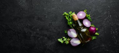 Eski arka planda soğan, yağ ve maydanoz. Üst Manzara. Boş kopyalama alanı.