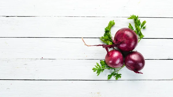 Lila Färsk Lök Vit Trä Bakgrund Högst Upp Gratis Kopieringsutrymme — Stockfoto