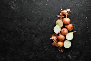 Eski arkaplanda taze taze soğanlar. Üst Manzara. Boş kopyalama alanı.