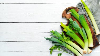 Beyaz ahşap arka planda pırasa. Sağlıklı yemek için sebzeler. Üst Manzara. Boş kopyalama alanı.