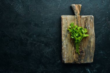 Beyaz ahşap arka planda taze maydanoz. Üst Manzara. Metnin için boş yer.