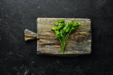 Beyaz ahşap arka planda taze maydanoz. Üst Manzara. Metnin için boş yer.