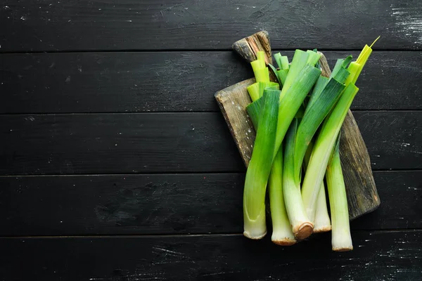 Raw Green Leek Black Background Vegetables Healthy Eating Top View — Stock Photo, Image