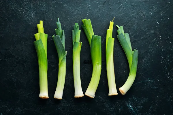 Porro Verde Grezzo Fondo Nero Verdure Alimentazione Sana Vista Dall — Foto Stock