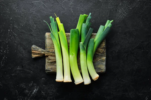 Rauwe Groene Prei Zwarte Achtergrond Groenten Voor Gezond Eten Bovenaanzicht — Stockfoto