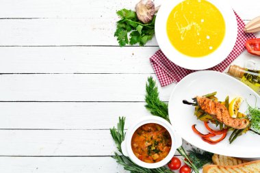 Yemek arkaplanı. Balık, balkabağı ve et tabakları. Üst Manzara. Metnin için boş yer.