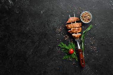 Siyah taşlı baharatlı domuz bifteği. Üst Manzara. Metnin için boş yer.