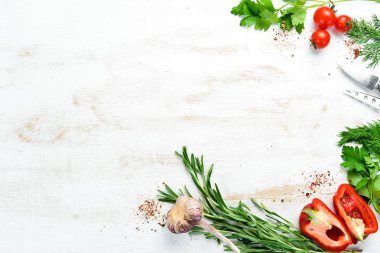 Pişirmenin beyaz ahşap arka planı. Sebzeler ve içindekiler. Üst Manzara. Metnin için boş yer.